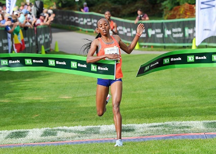 Robertson and Chebet Tuei win titles at TD Beach to Beacon 10K on Aug. 4 in Cape Elizabeth, Maine.