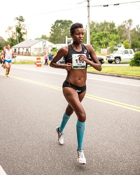 Diane Nukuri-Johnson on the course at the 2014 TD Beach to Beacon (Kevin Morris photo).