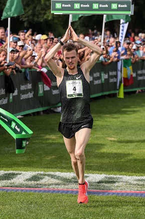 Robertson and Chebet Tuei win titles at TD Beach to Beacon 10K on Aug. 4 in Cape Elizabeth, Maine.