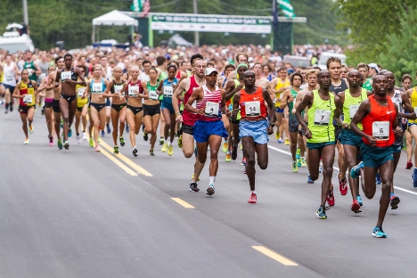 The 2014 TD Beach to Beacon 10K attracted many of the world's best runners. Kevin Morris photo.